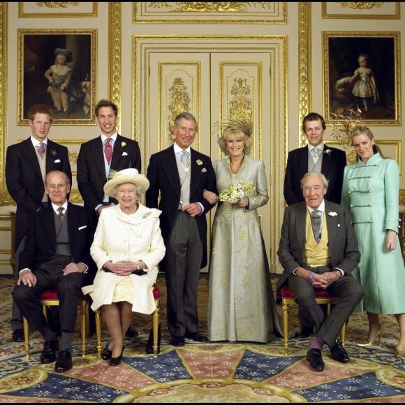 Photo officielle du mariage du prince Charles et de Camilla Parker-Bowles, entourés de la reine Elizabeth II, du prince Philip, des princes William et Harry et de Tom et Laura Parker Bowles en 2005 