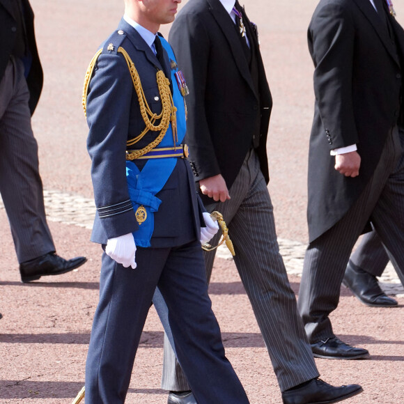Le prince William, prince de Galles, le prince Harry, duc de Sussex - Procession cérémonielle du cercueil de la reine Elisabeth II du palais de Buckingham à Westminster Hall à Londres, Royaume Uni, le 14 septembre 2022. 