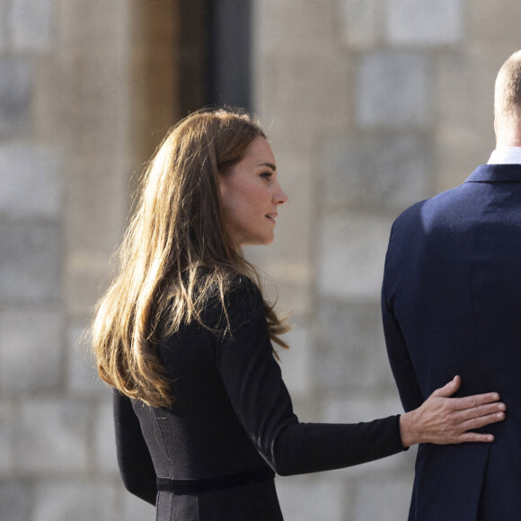 Le prince de Galles William, la princesse de Galles Kate Catherine Middleton à la rencontre de la foule devant le château de Windsor, suite au décès de la reine Elisabeth II d'Angleterre. Le 10 septembre 2022 
