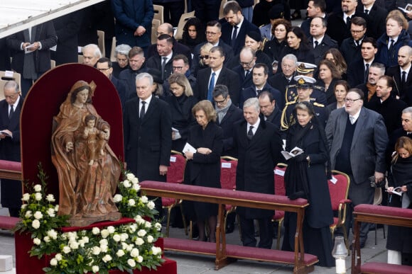 La reine Sofia d'Espagne, le roi Philippe de Belgique, la reine Mathilde - Obsèques du pape émérite Benoit XVI (Joseph Ratzinger) sur la place Saint-Pierre du Vatican le 5 janvier 2023. 