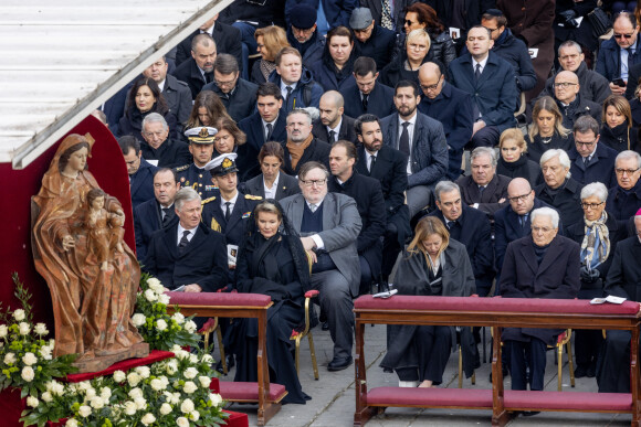 Le roi Philippe de Belgique, la reine Mathilde, Giorgia Meloni, Sergio Mattarella, président de l'Italie - Obsèques du pape émérite Benoit XVI (Joseph Ratzinger) sur la place Saint-Pierre du Vatican le 5 janvier 2023. 