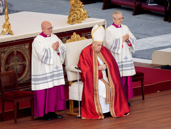Le pape François - Obsèques du pape émérite Benoit XVI (Joseph Ratzinger) sur la place Saint-Pierre du Vatican le 5 janvier 2023. 