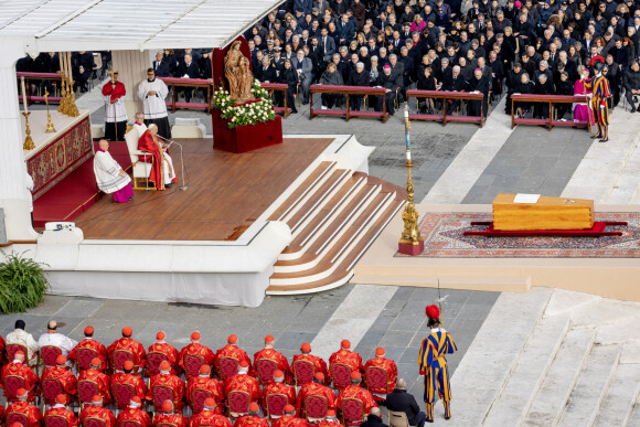 Le pape François - Obsèques du pape émérite Benoit XVI (Joseph Ratzinger) sur la place Saint-Pierre du Vatican le 5 janvier 2023. 