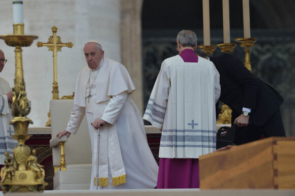 Le pape François - Obsèques du pape émérite Benoit XVI (Joseph Ratzinger) sur la place Saint-Pierre du Vatican. Le 5 janvier 2023 