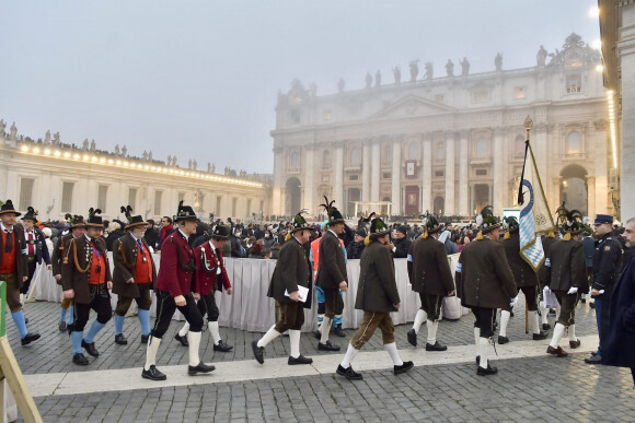 Arrivées aux obsèques de Benoit XVI (Joseph Ratzinger) sur la place Saint-Pierre du Vatican le 5 janvier 2023 