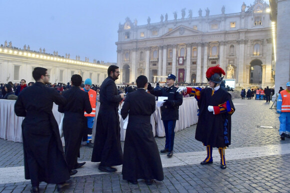 Arrivées aux obsèques de Benoit XVI (Joseph Ratzinger) sur la place Saint-Pierre du Vatican le 5 janvier 2023 