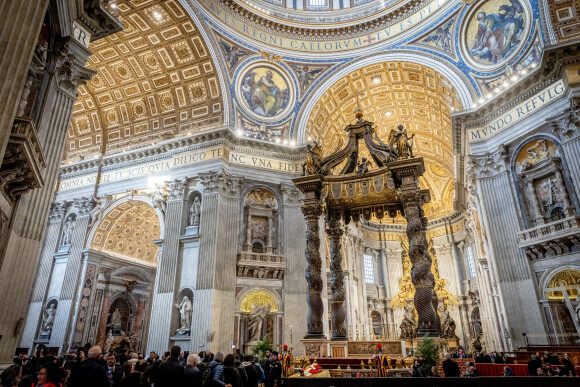 Le corps du pape émérite Benoit XVI est exposé dans la basilique Saint-Pierre du Vatican, afin que les fidèles viennent lui rendre un dernier hommage. Le 4 janvier 2023 
