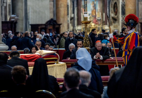 Le corps du pape émérite Benoit XVI est exposé dans la basilique Saint-Pierre du Vatican, afin que les fidèles viennent lui rendre un dernier hommage. Le 4 janvier 2023 