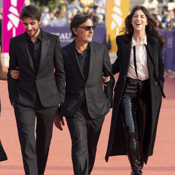 Ben Attal, Yvan Attal et Charlotte Gainsbourg ( présidente du jury) - Première du film "Les choses humaines" lors de la 47éme édition du Festival du Cinéma Américain de Deauville le 11 septembre 2021. © Olivier Borde / Bestimage 