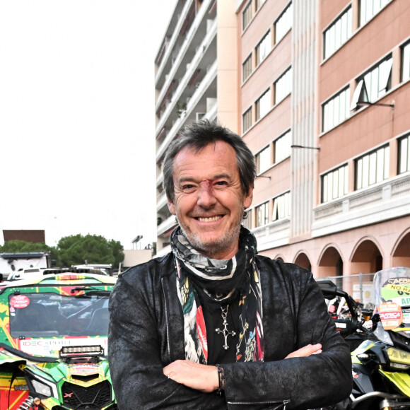 Jean Luc Reichmann, le parrain de la 14ème édition de l'Africa Eco Race, avant le départ du Rallye le 15 octobre 2022, sur le Quai Antoine 1er face au Star's N Bar à Monaco. © Bruno Bebert/Bestimage