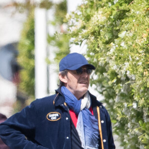 Exclusif - Jean-Luc Reichmann, tout sourire, se rend à son parking pour récupérer sa voiture à Paris, France, le 16 mai 2020. L'animateur est de très bonne humeur, il a vendu à Endemol sa société de production Jereluc pour plus de dix millions d'euros.