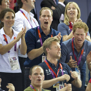 Kate Middleton, le prince William et Harry assistent à l'épreuve de vitesse par équipe de cyclisme sur piste lors des JO de Londres le 2 août 2012