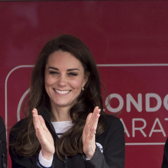 Le prince William, duc de Cambridge, Catherine (Kate) Middleton, duchesse de Cambridge, et le prince Harry donnent le départ et assistent au marathon de Londres, le 23 avril 2017. 