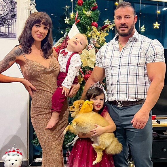 Julia Paredes et Maxime Parisi avec leurs enfants Luna et Vittorio à Noël