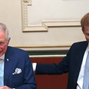 Le prince Charles, prince de Galles et le prince Harry lors d'une discussion sur les crimes violents commis par des jeunes lors d'un forum tenu à Clarence House à Londres le 12 décembre 2018. 