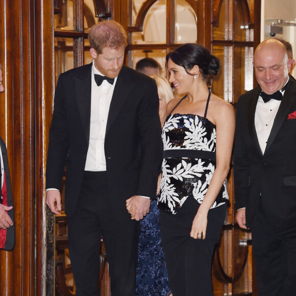 Le prince Harry, duc de Sussex, et Meghan Markle (enceinte), duchesse de Sussex quittent la soirée Royal Variety Performance à Londres le 19 novembre 2018. 