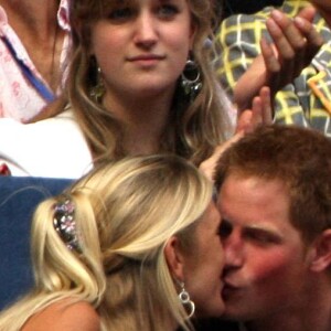 Le prince Harry embrasse sa petite amie Chelsy Davy  pendant un concert en hommage à sa mère Lady Diana au Wembley Stadium de Londres en 2011.