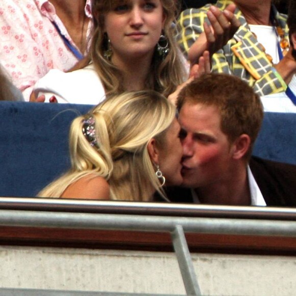 Le prince Harry embrasse sa petite amie Chelsy Davy  pendant un concert en hommage à sa mère Lady Diana au Wembley Stadium de Londres en 2011.