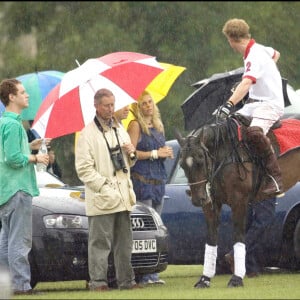 Le Prince Harry a joué au polo à Cirencester devant son père, le Prince Charles et sa petite amie Chelsy Davy. 22 juillet 2006.