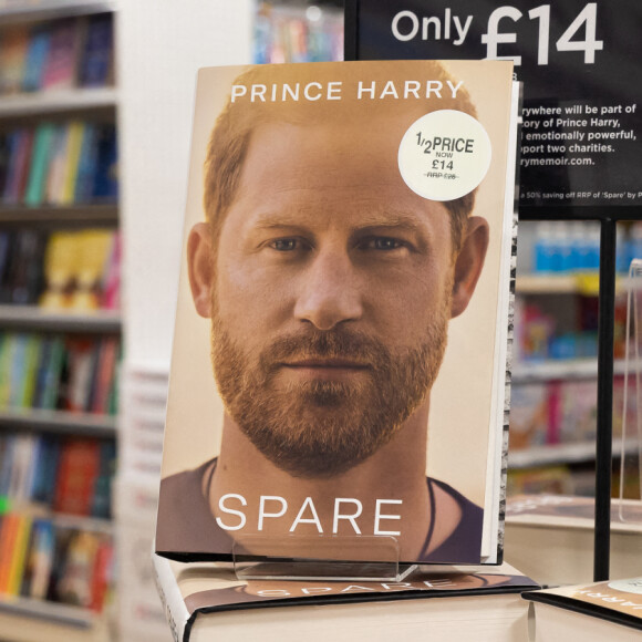 Illustrations de la mise en place pour la sortie du livre du prince Harry "Spare" (Le Suppléant) dans une librairie de Twickenham à Londres le 10 janvier 2023. 