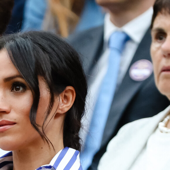 Catherine (Kate) Middleton, duchesse de Cambridge et Meghan Markle, duchesse de Sussex assistent au match de tennis Nadal contre Djokovic lors du tournoi de Wimbledon "The Championships" le 14 juillet 2018