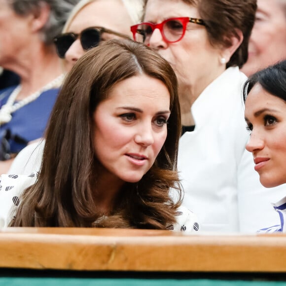 Catherine (Kate) Middleton, duchesse de Cambridge et Meghan Markle, duchesse de Sussex assistent au match de tennis Nadal contre Djokovic lors du tournoi de Wimbledon "The Championships" le 14 juillet 2018