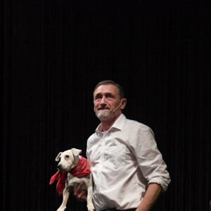 Exclusif - Jean-Paul Rouve et son chien - Personnalités à la première du spectacle de Jean-Paul Rouve "J'ai pas l'air" au Théâtre Antoine à Paris. Le 22 septembre 2022 © G.Gorassini-B.Rindoff Petroff / Bestimage 