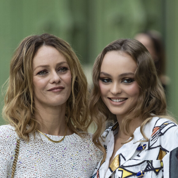 Vanessa Paradis et sa fille Lily-Rose Depp - Les célébrités au photocall du défilé "Chanel Cruise Collection 2020" au Grand Palais. Paris © Olivier Borde/Bestimage