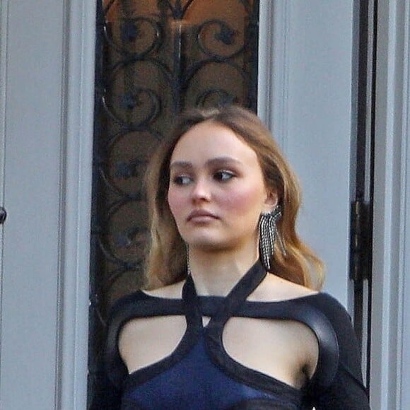 Exclusif - Lily-Rose Depp fait une pause cigarette lors du tournage de la série HBO "The Idol" à Los Angeles le 15 février 2022.