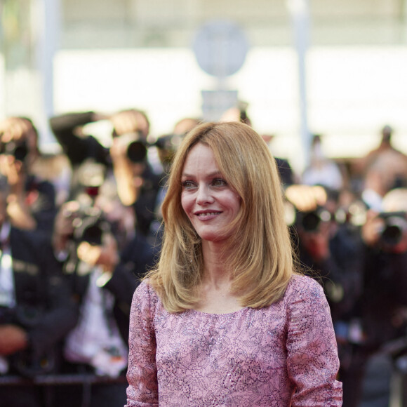 Vanessa Paradis - Montée des marches du film " De son vivant " lors du 74ème Festival International du Film de Cannes. Le 10 juillet 2021 © Borde-Jacovides-Moreau / Bestimage