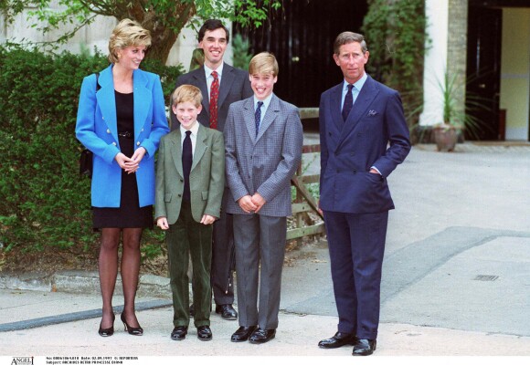 Lady Diana et ses deux fils, le prince William et le prince Harry à la sortie d'Eton College en 1995