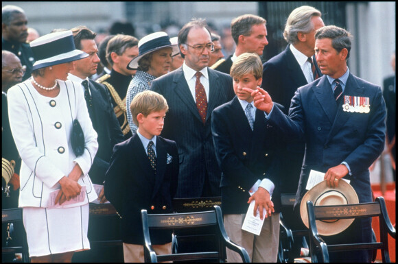 Le prince Charles, Lady Diana et leurs deux fils, le prince William et le prince Harry à Londres pour le 50ème anniversaire de la victoire des Alliés en 1995