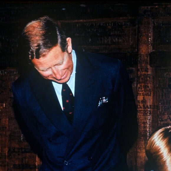 Le prince William et le prince Harry font leur rentrée à Eton College en 1995 avec le prince Charles et Lady Diana