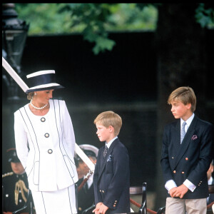 Lady Diana et ses deux fils, le prince William et le prince Harry à Londres pour le 50ème anniversaire de la victoire des Alliés en 1995