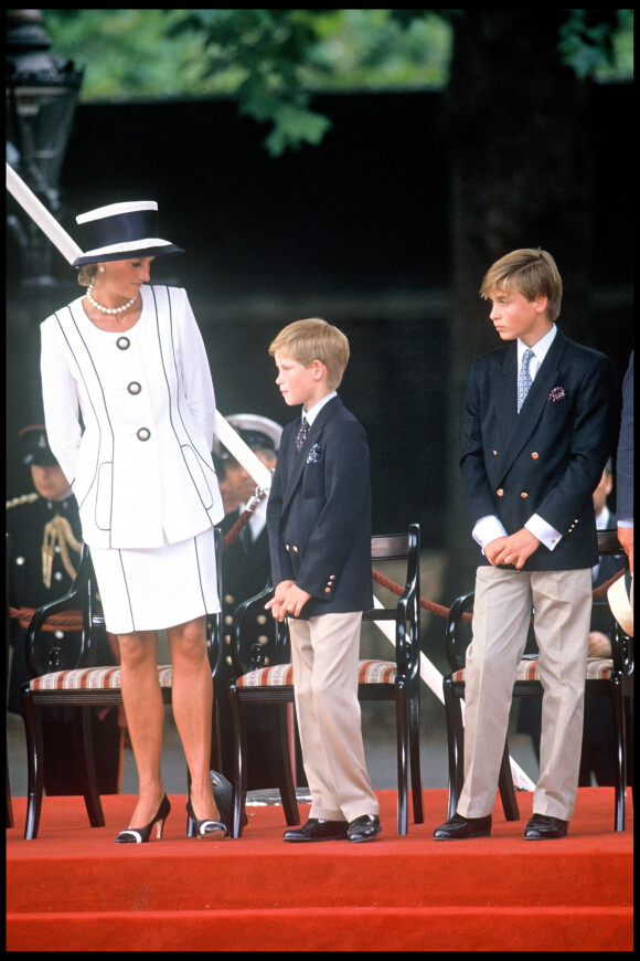 Lady Diana et ses deux fils, le prince William et le prince Harry à Londres pour le 50ème anniversaire de la victoire des Alliés en 1995