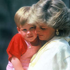 La princesse Diana d'Angleterre et le prince Harry à Majorque en 1987