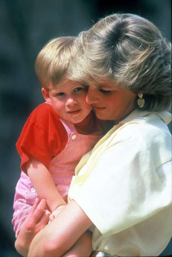 La princesse Diana d'Angleterre et le prince Harry à Majorque en 1987