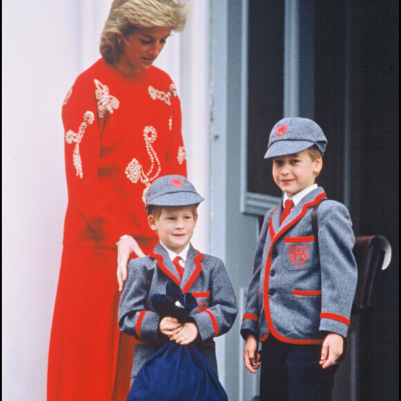 La princesse Diana accompagne ses deux fils Harry et William pour la rentrée scolaire en 1989. 