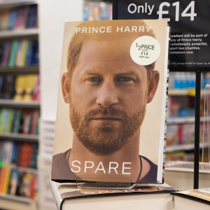 Illustrations de la mise en place pour la sortie du livre du prince Harry "Spare" (Le Suppléant) dans une librairie de Twickenham à Londres le 10 janvier 2023. 