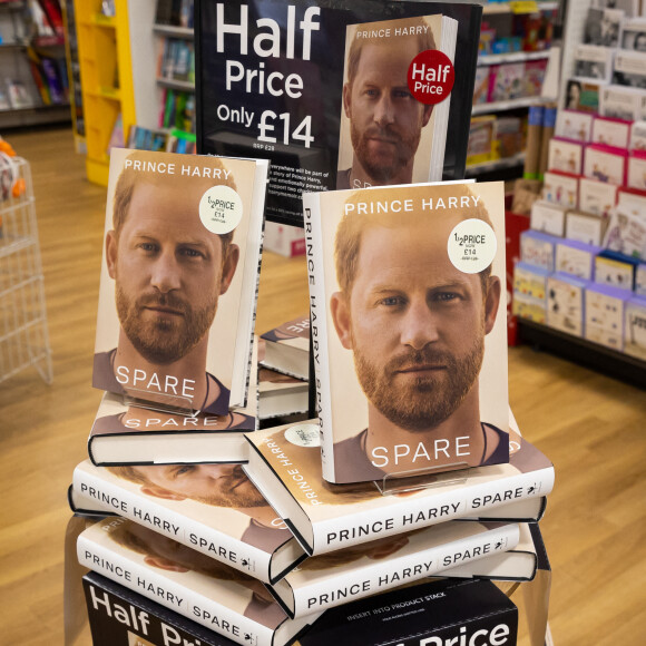 Illustrations de la mise en place pour la sortie du livre du prince Harry "Spare" (Le Suppléant) dans une librairie de Twickenham à Londres le 10 janvier 2023. 