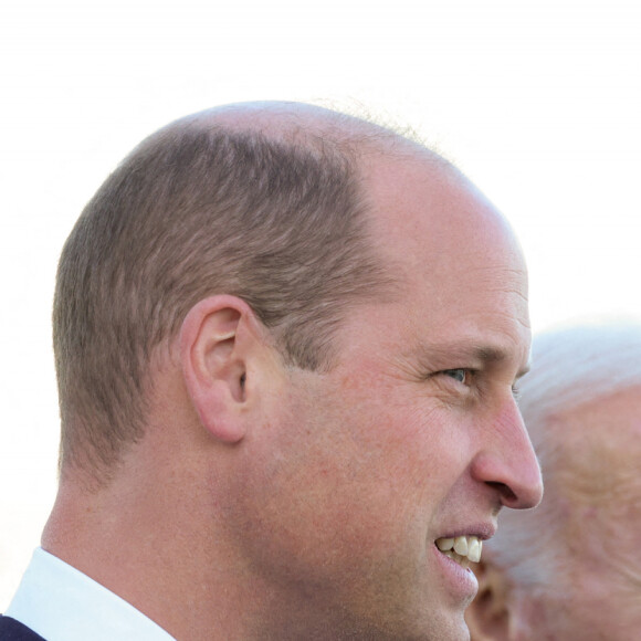 Le prince William, prince de Galles, s'entretient avec le président américain Joe Biden, à la suite d'une visite de la bibliothèque et du musée présidentiels John F. Kennedy à Boston, le 2 décembre 2022. 