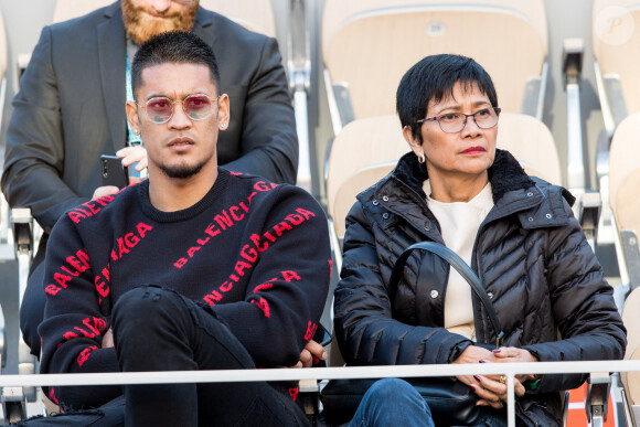 Alphonse Areola (gardien de foot du Psg) et sa mère - People dans les tribunes lors des internationaux de France de tennis de Roland Garros 2019 à Paris le 28 mai 2019. © Jacovides-Moreau/Bestimage