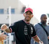 Lewis Hamilton à la rencontre de ses fans avant le Grand Prix de F1 d'Abu Dhabi, le 17 novembre 2022. © DPPI / Panoramic / Bestimage