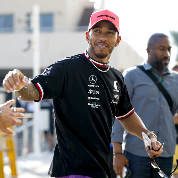 Lewis Hamilton à la rencontre de ses fans avant le Grand Prix de F1 d'Abu Dhabi, le 17 novembre 2022. © DPPI / Panoramic / Bestimage