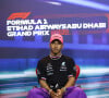Lewis Hamilton à la rencontre de ses fans avant le Grand Prix de F1 d'Abu Dhabi, le 17 novembre 2022. © DPPI / Panoramic / Bestimage