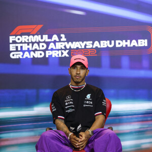 Lewis Hamilton à la rencontre de ses fans avant le Grand Prix de F1 d'Abu Dhabi, le 17 novembre 2022. © DPPI / Panoramic / Bestimage