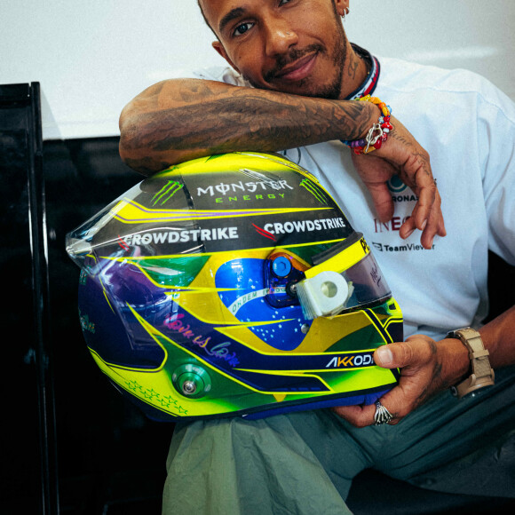 Le pilote Mercedes AMG F1 Team W13, Lewis Hamilton avec son casque spécial Grand Prix du Brésil, à Sao Paulo, Brésil, le 10 novembre 2022. © DPPI/Bestimage