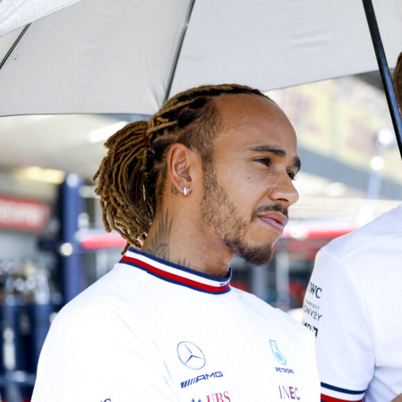 Lewis Hamilton en tenue décontractée se balade dans le paddock en marge du Grand Prix de Formule 1 d'Azerbaïdjan le 12 juin 2022. © Hoch Zwei via ZUMA Press Wire / Bestimage