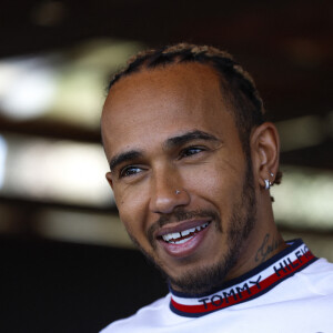 Lewis Hamilton arpente le circuit de Bakou, la veille du Grand Prix de F1 d'Azerbaïdjan, et F.Briatore retrouve C.Horner autour d'un verre. Le 10 juin 2022. © DPPI / Panoramic / Bestimage