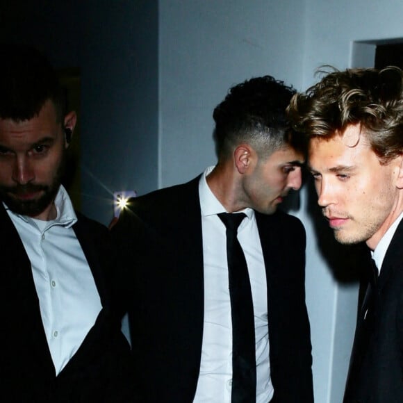 Austin Butler et sa compagne Kaia Gerber à la sortie de l'after-party "Chateau Marmont" lors de la soirée des Golden Globe à Los Angeles, Californie, Etats-Unis, le 10 janvier 2023. 